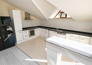 بنتهاوس من 4 غرف نوم 200 متر من شواطئ كونيالتي