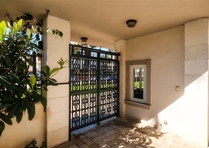 بنتهاوس من 4 غرف نوم 200 متر من شواطئ كونيالتي