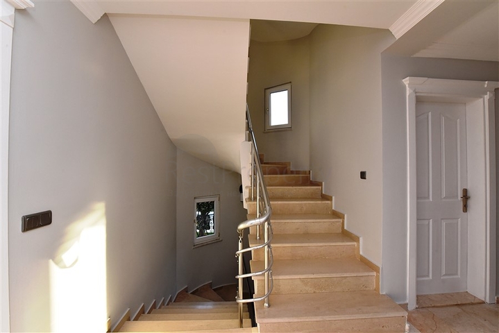 مناسبة للحصول على الجنسية التركية - فيلا مستقلة مع مسبح خاص - 4 غرف نوم وصالة - في مهموتلار / الانيا 