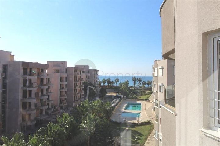 اول صف على البحر - ضمن مجمع سكني -شقة 2 غرفة وصالة -في منطقة توسمور المركزية / الانيا 