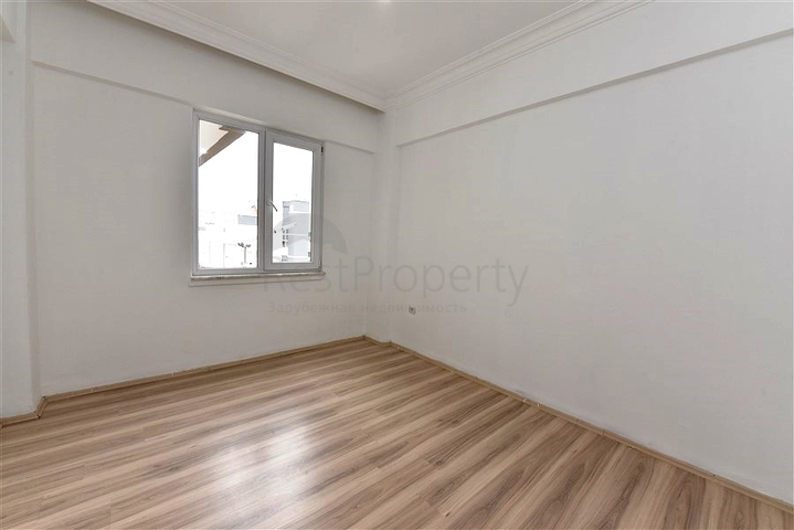 اول صف على البحر - ضمن مجمع سكني -شقة 2 غرفة وصالة -في منطقة توسمور المركزية / الانيا 