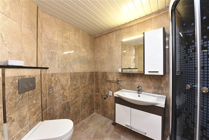 اول صف على البحر - ضمن مجمع سكني -شقة 2 غرفة وصالة -في منطقة توسمور المركزية / الانيا 