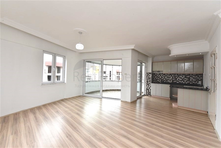 اول صف على البحر - ضمن مجمع سكني -شقة 2 غرفة وصالة -في منطقة توسمور المركزية / الانيا 