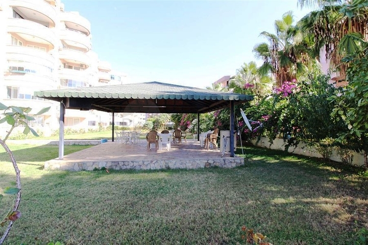 اول صف على البحر - ضمن مجمع سكني -شقة 2 غرفة وصالة -في منطقة توسمور المركزية / الانيا 