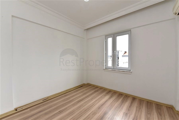 اول صف على البحر - ضمن مجمع سكني -شقة 2 غرفة وصالة -في منطقة توسمور المركزية / الانيا 