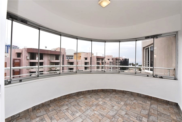 اول صف على البحر - ضمن مجمع سكني -شقة 2 غرفة وصالة -في منطقة توسمور المركزية / الانيا 