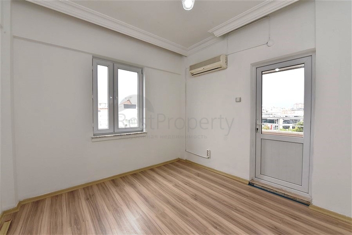 اول صف على البحر - ضمن مجمع سكني -شقة 2 غرفة وصالة -في منطقة توسمور المركزية / الانيا 