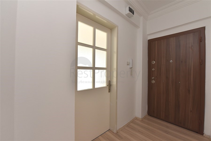 اول صف على البحر - ضمن مجمع سكني -شقة 2 غرفة وصالة -في منطقة توسمور المركزية / الانيا 