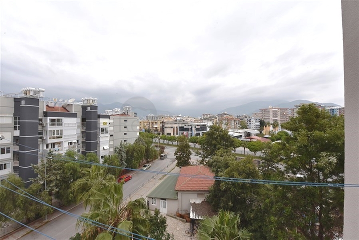 اول صف على البحر - ضمن مجمع سكني -شقة 2 غرفة وصالة -في منطقة توسمور المركزية / الانيا 