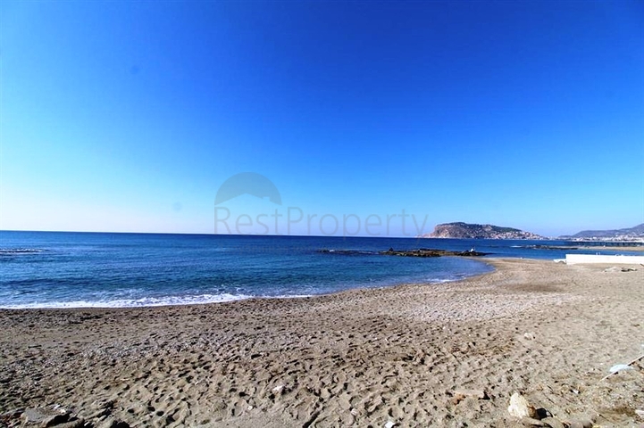 اول صف على البحر - ضمن مجمع سكني -شقة 2 غرفة وصالة -في منطقة توسمور المركزية / الانيا 