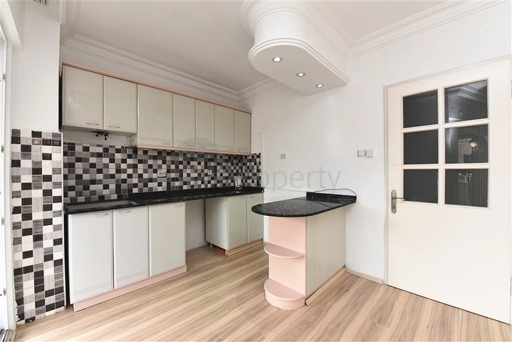 اول صف على البحر - ضمن مجمع سكني -شقة 2 غرفة وصالة -في منطقة توسمور المركزية / الانيا 