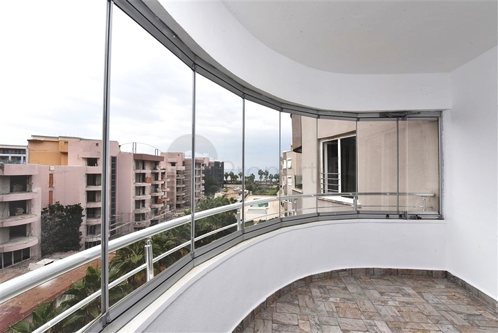 اول صف على البحر - ضمن مجمع سكني -شقة 2 غرفة وصالة -في منطقة توسمور المركزية / الانيا 