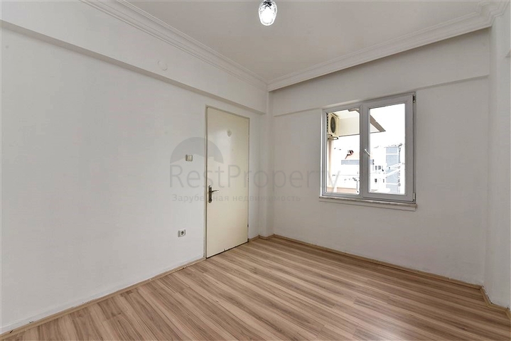 اول صف على البحر - ضمن مجمع سكني -شقة 2 غرفة وصالة -في منطقة توسمور المركزية / الانيا 