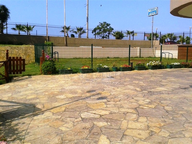 اول صف على البحر - ضمن مجمع سكني -شقة 2 غرفة وصالة -في منطقة توسمور المركزية / الانيا 