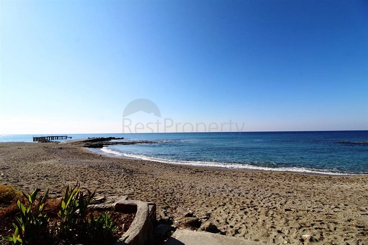 اول صف على البحر - ضمن مجمع سكني -شقة 2 غرفة وصالة -في منطقة توسمور المركزية / الانيا 