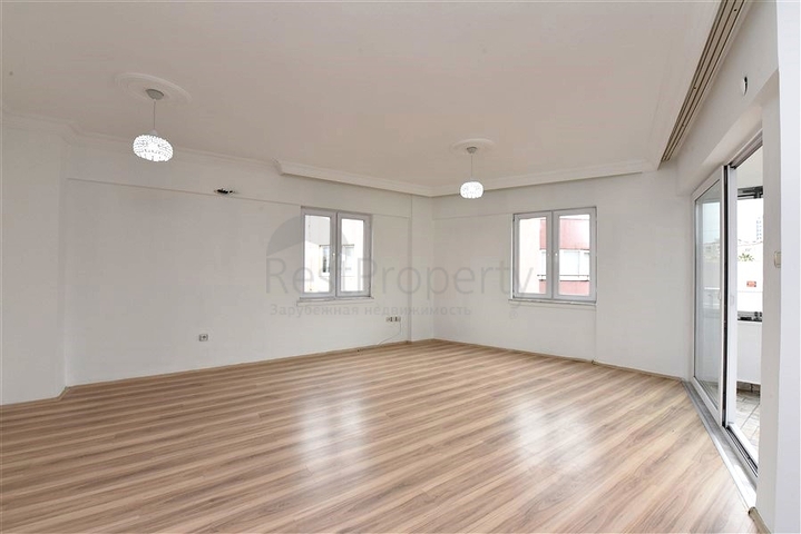 اول صف على البحر - ضمن مجمع سكني -شقة 2 غرفة وصالة -في منطقة توسمور المركزية / الانيا 