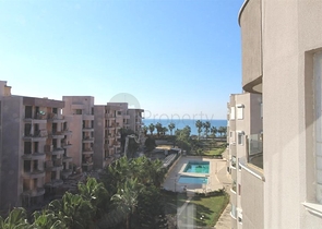 اول صف على البحر - ضمن مجمع سكني -شقة 2 غرفة وصالة -في منطقة توسمور المركزية / الانيا 