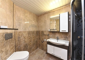 اول صف على البحر - ضمن مجمع سكني -شقة 2 غرفة وصالة -في منطقة توسمور المركزية / الانيا 