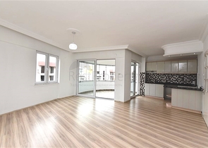 اول صف على البحر - ضمن مجمع سكني -شقة 2 غرفة وصالة -في منطقة توسمور المركزية / الانيا 