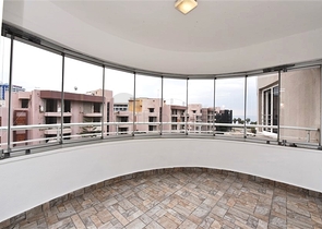 اول صف على البحر - ضمن مجمع سكني -شقة 2 غرفة وصالة -في منطقة توسمور المركزية / الانيا 