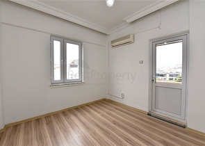 اول صف على البحر - ضمن مجمع سكني -شقة 2 غرفة وصالة -في منطقة توسمور المركزية / الانيا 