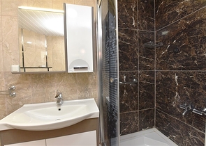 اول صف على البحر - ضمن مجمع سكني -شقة 2 غرفة وصالة -في منطقة توسمور المركزية / الانيا 