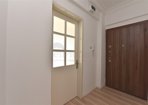 اول صف على البحر - ضمن مجمع سكني -شقة 2 غرفة وصالة -في منطقة توسمور المركزية / الانيا 