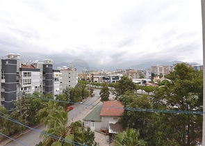 اول صف على البحر - ضمن مجمع سكني -شقة 2 غرفة وصالة -في منطقة توسمور المركزية / الانيا 