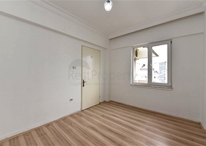 اول صف على البحر - ضمن مجمع سكني -شقة 2 غرفة وصالة -في منطقة توسمور المركزية / الانيا 