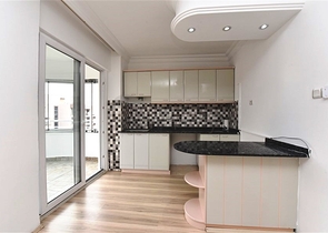 اول صف على البحر - ضمن مجمع سكني -شقة 2 غرفة وصالة -في منطقة توسمور المركزية / الانيا 