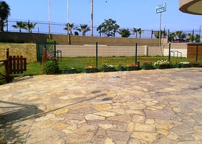 اول صف على البحر - ضمن مجمع سكني -شقة 2 غرفة وصالة -في منطقة توسمور المركزية / الانيا 