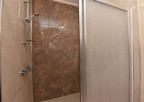 شقة غرفة وصالة مفروشة - بالكون مغلق - ضمن مجمع - في مهموتلار / الانيا 