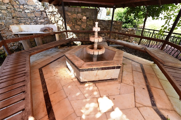 بناء كامل للبيع - شقق ومحلات - في منطقة جيكجلي / الانيا 