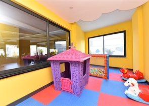 شقة 2 غرفة وصالة -ضمن مجمع سكني حديث -في مركز الانيا 