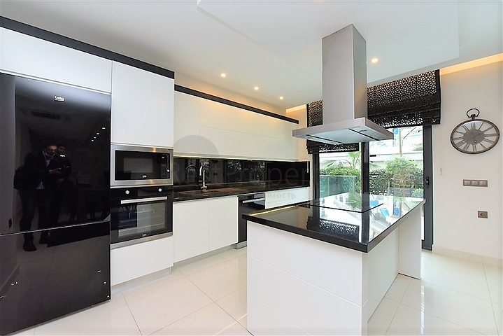 دوبلكس ارضية - 3 غرف وصالة - مفروشة -ضمن مجمع حديث - في كارجي جاك / الانيا 