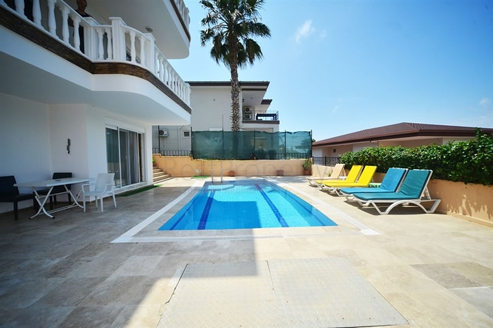 فيلا واسعة - مع مسبح خاص - في كارجي جاك / الانيا 