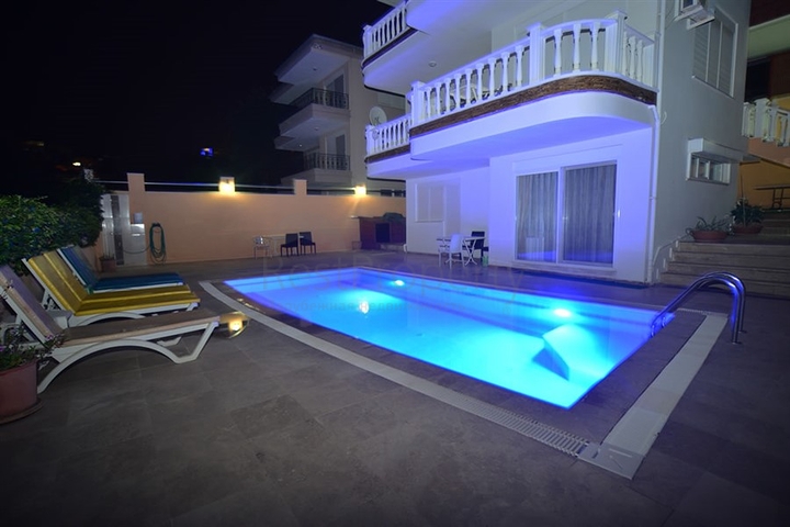 فيلا واسعة - مع مسبح خاص - في كارجي جاك / الانيا 