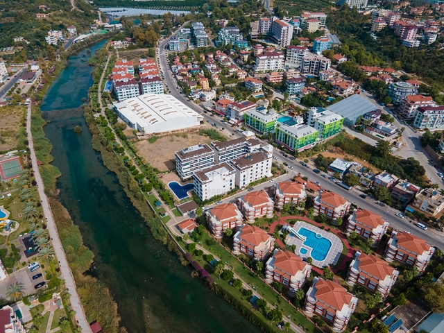 ضمن مجمع سكني على النهر - دوبلكس 3 غرف وصالة - في منطقة كاستل / الانيا 