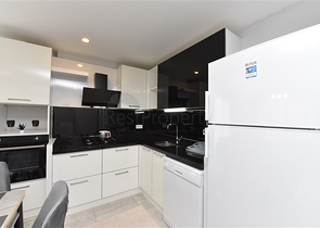 شقة غرفة وصالة - واسعة نسبيا - مفروشة وضمن مجمع حديث - في مهموتلار / الانيا 