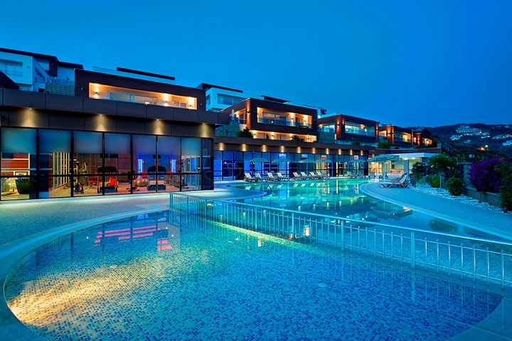 اطلالة بحرية - دوبلكس 3 غرفة وصالة - ضمن مجمع يضم كافة الخدمات - في كارجي جاك / الانيا 