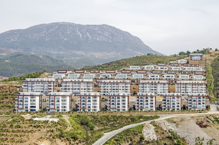 اطلالة بحرية - دوبلكس 3 غرفة وصالة - ضمن مجمع يضم كافة الخدمات - في كارجي جاك / الانيا 