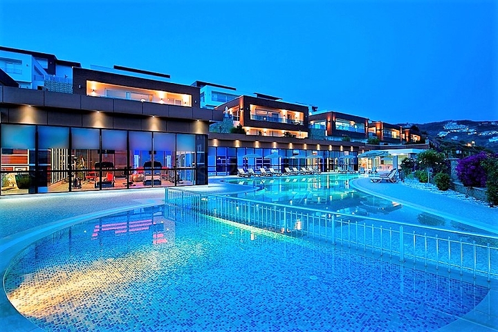 اطلالة بحرية - دوبلكس 3 غرفة وصالة - ضمن مجمع يضم كافة الخدمات - في كارجي جاك / الانيا 