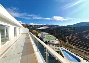 اطلالة بحرية - دوبلكس 3 غرفة وصالة - ضمن مجمع يضم كافة الخدمات - في كارجي جاك / الانيا 