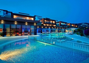 اطلالة بحرية - دوبلكس 3 غرفة وصالة - ضمن مجمع يضم كافة الخدمات - في كارجي جاك / الانيا 