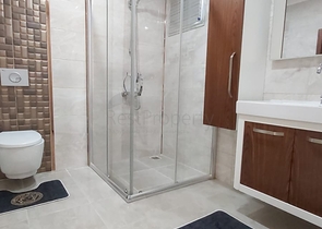 شقة غرفة وصالة -واسعة نسبيا / 83 م / - ضمن مجمع - في مهموتلار / الانيا 