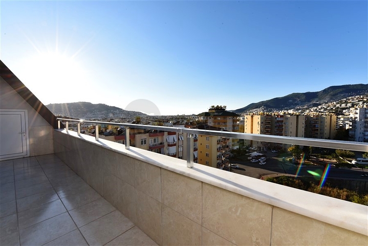 اطلالة بحر وقلعة - دوبلكس 4 غرف وصالة - في مركز الانيا 