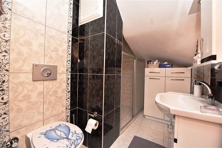 اطلالة بحر وقلعة - دوبلكس 4 غرف وصالة - في مركز الانيا 