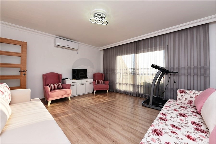 اطلالة بحر وقلعة - دوبلكس 4 غرف وصالة - في مركز الانيا 