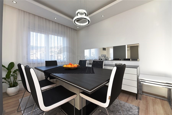 اطلالة بحر وقلعة - دوبلكس 4 غرف وصالة - في مركز الانيا 