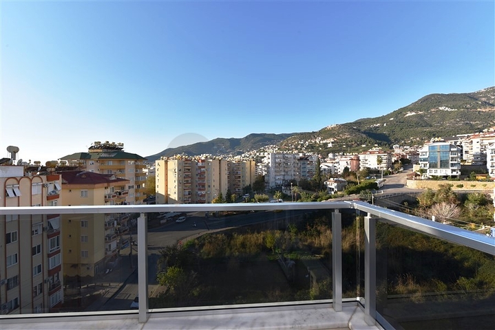 اطلالة بحر وقلعة - دوبلكس 4 غرف وصالة - في مركز الانيا 